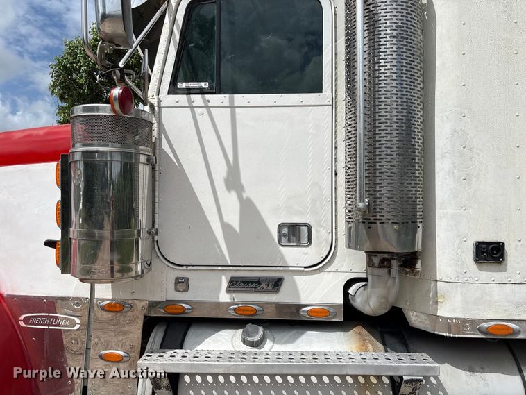 image for item EU0522 2005 Freightliner FLD132 semi truck