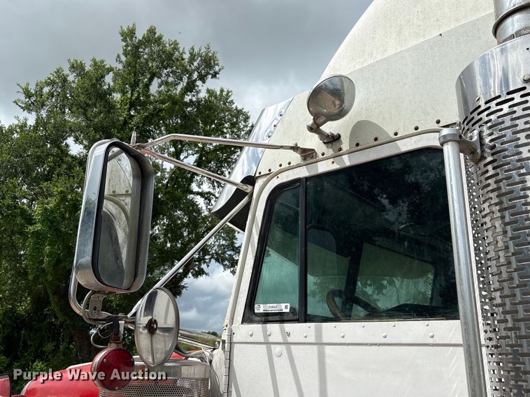 image for item EU0522 2005 Freightliner FLD132 semi truck