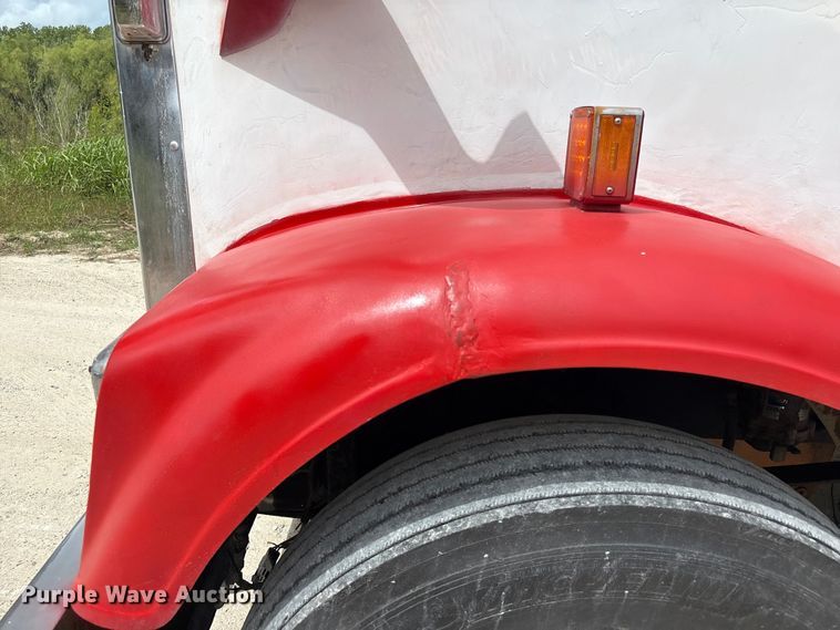 image for item EU0522 2005 Freightliner FLD132 semi truck