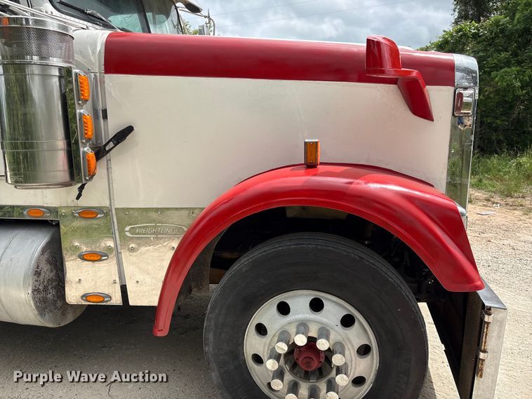 image for item EU0522 2005 Freightliner FLD132 semi truck