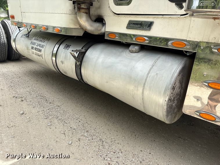 image for item EU0522 2005 Freightliner FLD132 semi truck