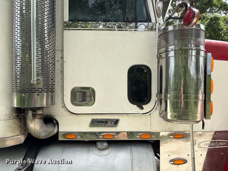 image for item EU0522 2005 Freightliner FLD132 semi truck