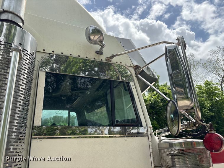 image for item EU0522 2005 Freightliner FLD132 semi truck