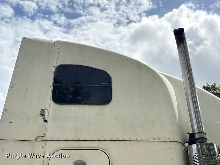 image for item EU0522 2005 Freightliner FLD132 semi truck