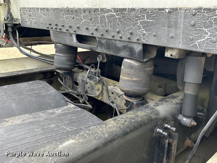 image for item EU0522 2005 Freightliner FLD132 semi truck