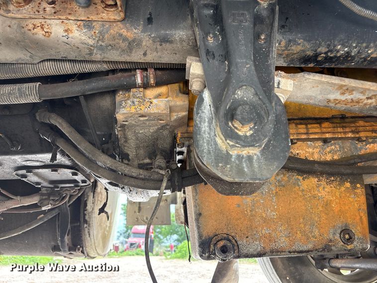 image for item EU0522 2005 Freightliner FLD132 semi truck