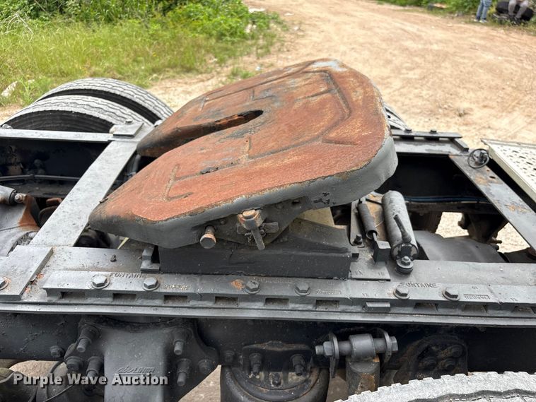 image for item EU0522 2005 Freightliner FLD132 semi truck