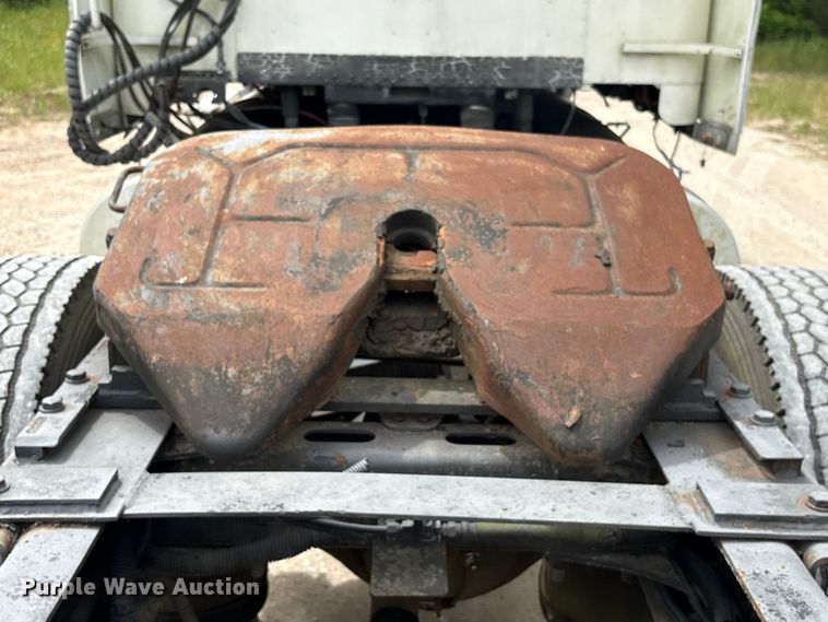 image for item EU0522 2005 Freightliner FLD132 semi truck