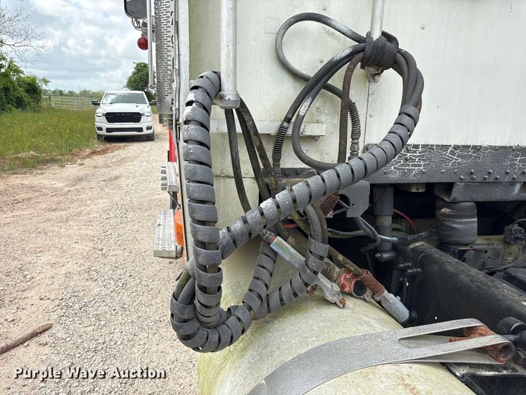 image for item EU0522 2005 Freightliner FLD132 semi truck