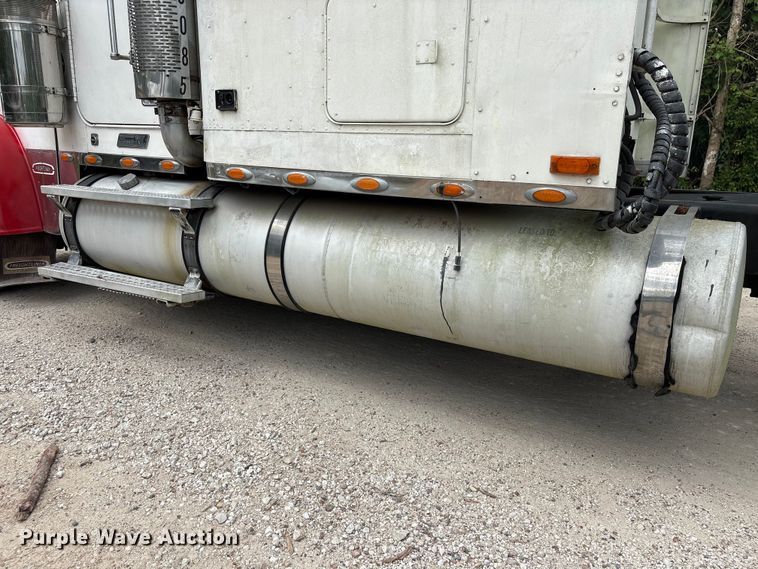 image for item EU0522 2005 Freightliner FLD132 semi truck