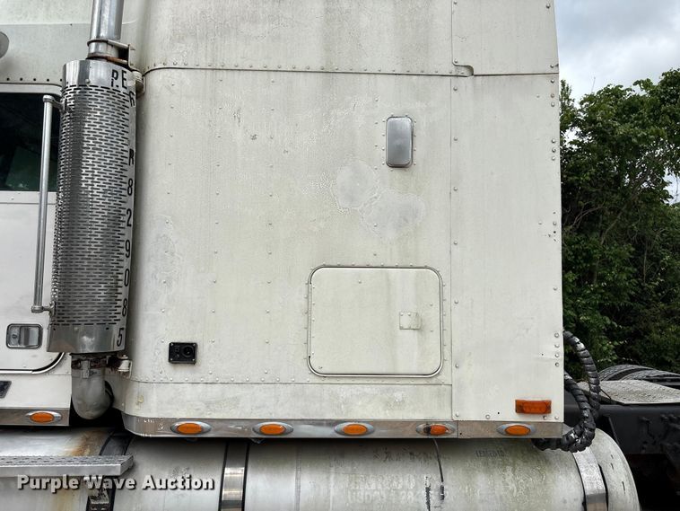 image for item EU0522 2005 Freightliner FLD132 semi truck