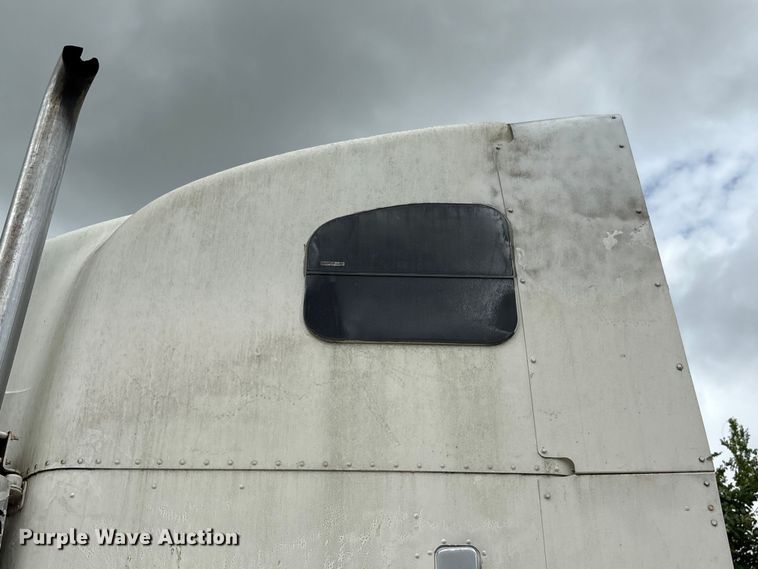 image for item EU0522 2005 Freightliner FLD132 semi truck