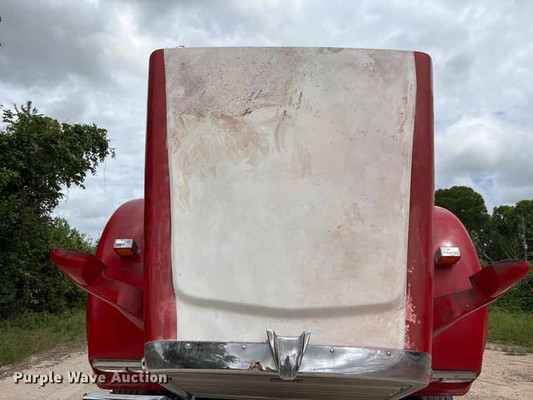 image for item EU0522 2005 Freightliner FLD132 semi truck