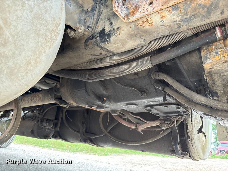 image for item EU0522 2005 Freightliner FLD132 semi truck