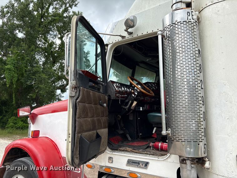 image for item EU0522 2005 Freightliner FLD132 semi truck