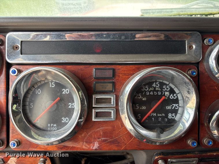 image for item EU0522 2005 Freightliner FLD132 semi truck