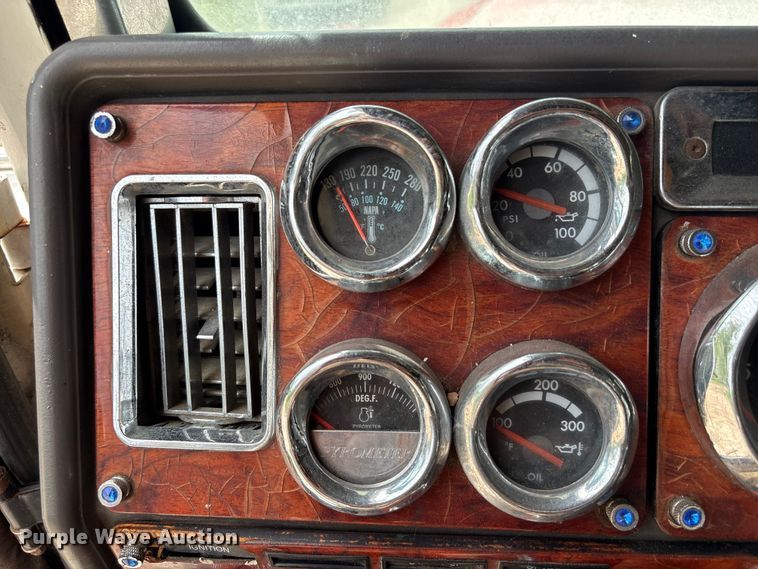 image for item EU0522 2005 Freightliner FLD132 semi truck