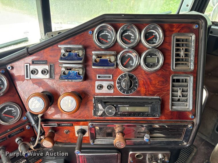 image for item EU0522 2005 Freightliner FLD132 semi truck