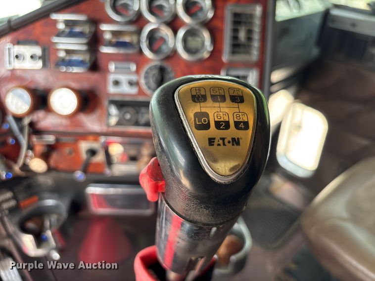 image for item EU0522 2005 Freightliner FLD132 semi truck