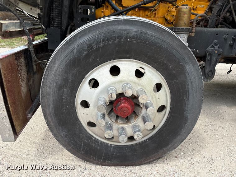 image for item EU0522 2005 Freightliner FLD132 semi truck