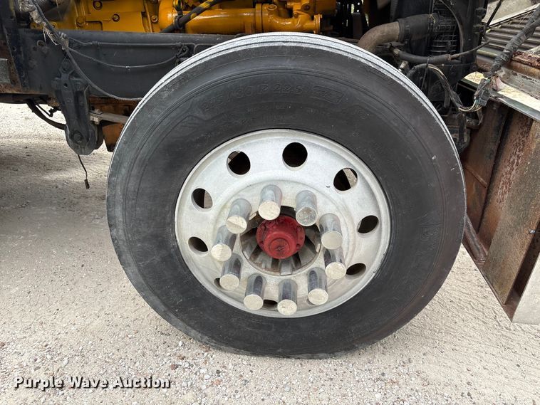 image for item EU0522 2005 Freightliner FLD132 semi truck