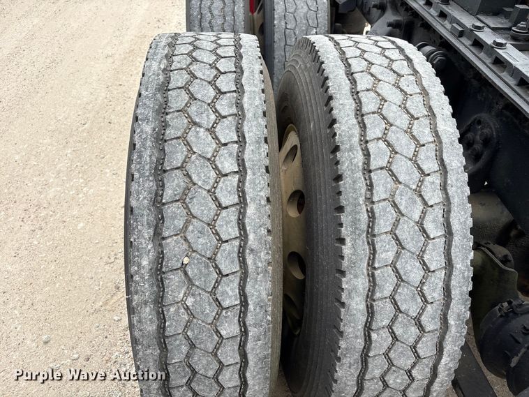 image for item EU0522 2005 Freightliner FLD132 semi truck