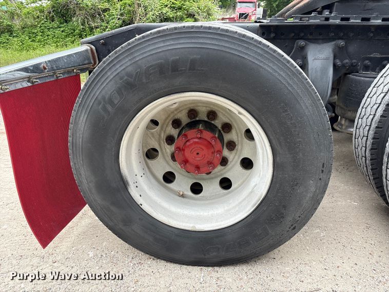 image for item EU0522 2005 Freightliner FLD132 semi truck
