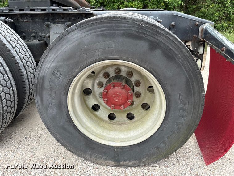 image for item EU0522 2005 Freightliner FLD132 semi truck