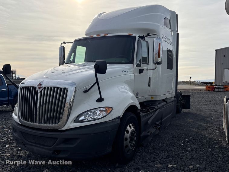2018 International LF687 semi truck
