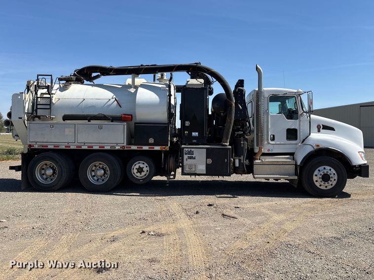 image for item EU8634 2019 Kenworth T400 hydrovac truck