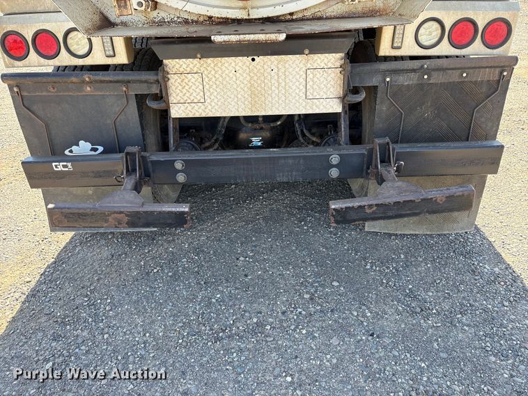 image for item EU8634 2019 Kenworth T400 hydrovac truck