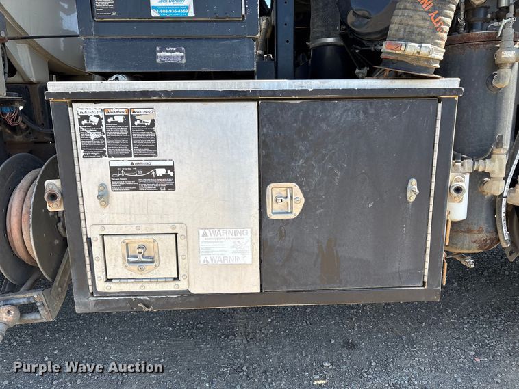 image for item EU8634 2019 Kenworth T400 hydrovac truck