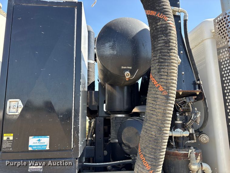 image for item EU8634 2019 Kenworth T400 hydrovac truck