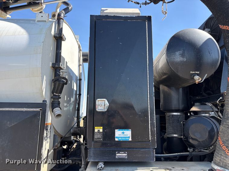 image for item EU8634 2019 Kenworth T400 hydrovac truck