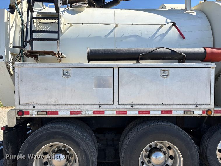 image for item EU8634 2019 Kenworth T400 hydrovac truck