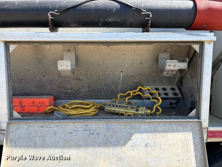 image for item EU8634 2019 Kenworth T400 hydrovac truck