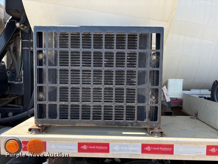 image for item EU8634 2019 Kenworth T400 hydrovac truck