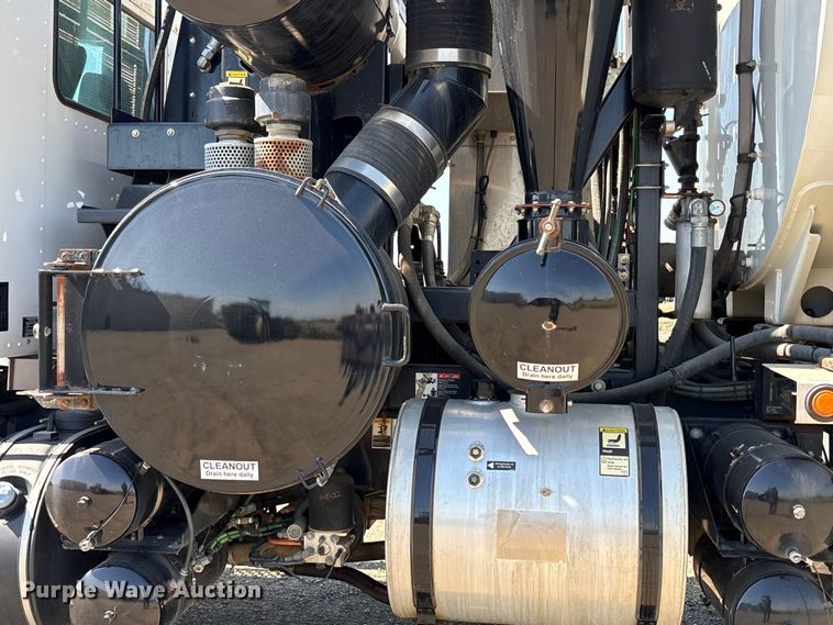 image for item EU8634 2019 Kenworth T400 hydrovac truck