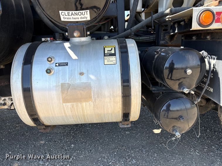 image for item EU8634 2019 Kenworth T400 hydrovac truck