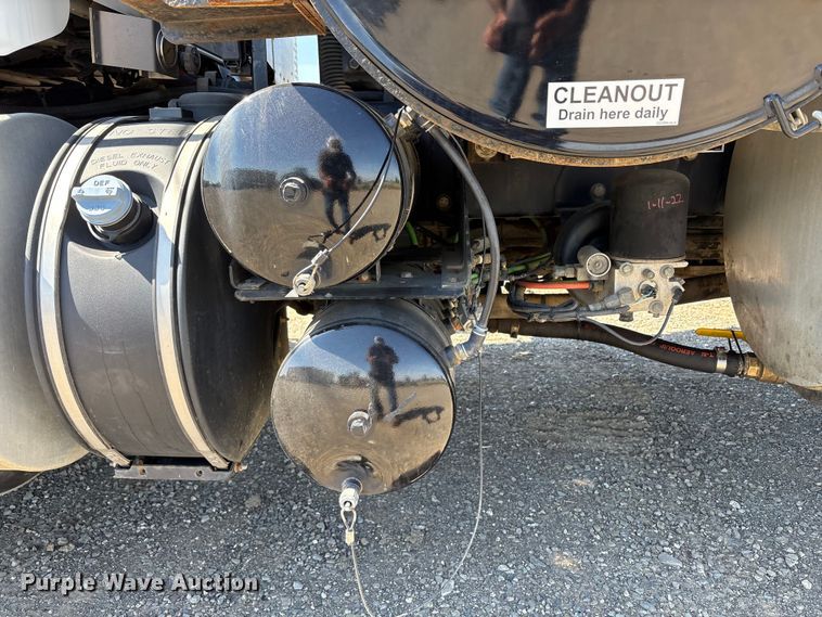 image for item EU8634 2019 Kenworth T400 hydrovac truck