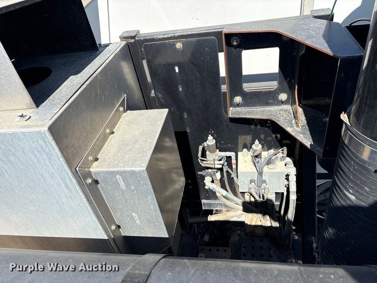 image for item EU8634 2019 Kenworth T400 hydrovac truck