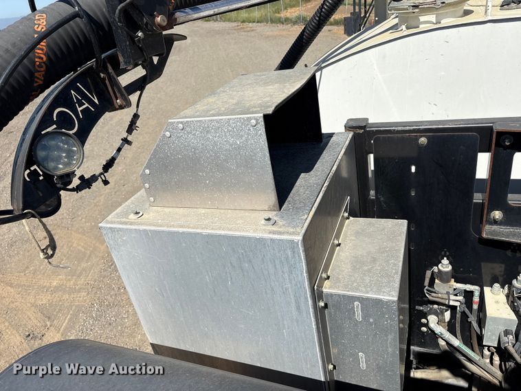 image for item EU8634 2019 Kenworth T400 hydrovac truck