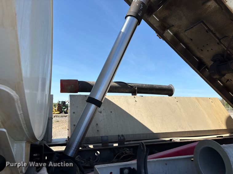 image for item EU8634 2019 Kenworth T400 hydrovac truck