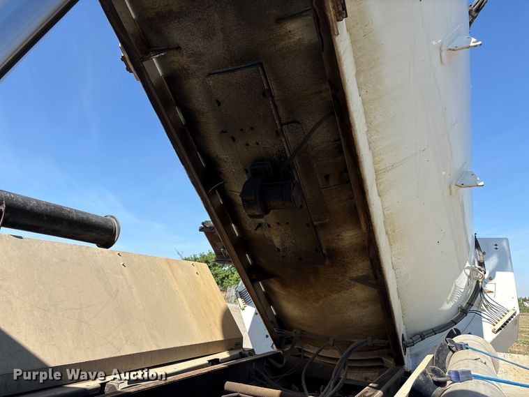 image for item EU8634 2019 Kenworth T400 hydrovac truck