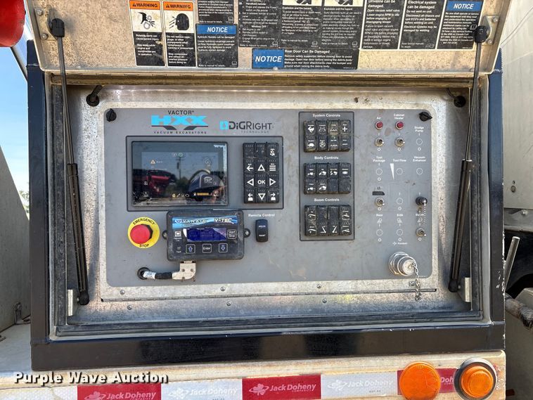 image for item EU8634 2019 Kenworth T400 hydrovac truck