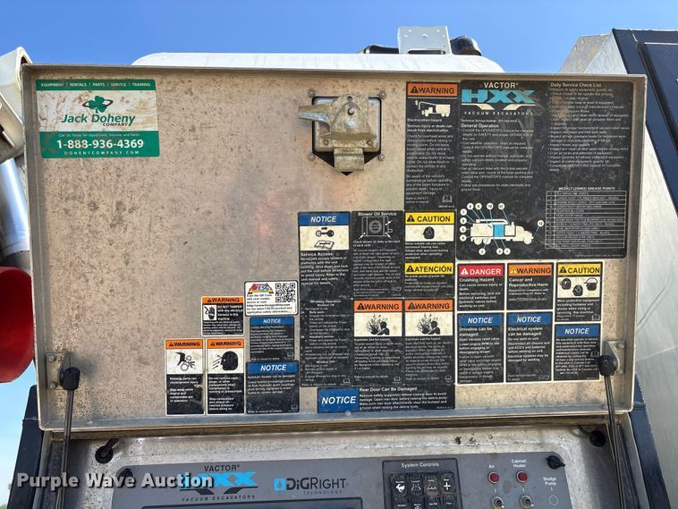 image for item EU8634 2019 Kenworth T400 hydrovac truck