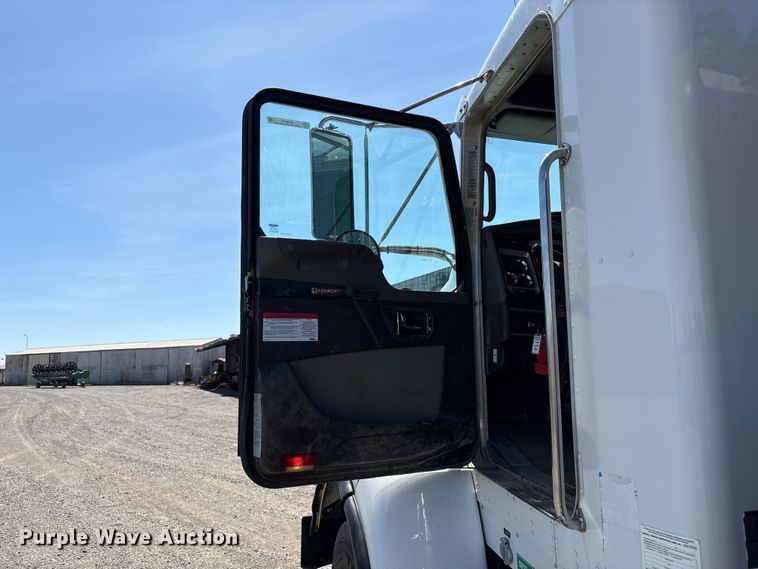 image for item EU8634 2019 Kenworth T400 hydrovac truck