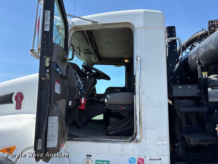 image for item EU8634 2019 Kenworth T400 hydrovac truck