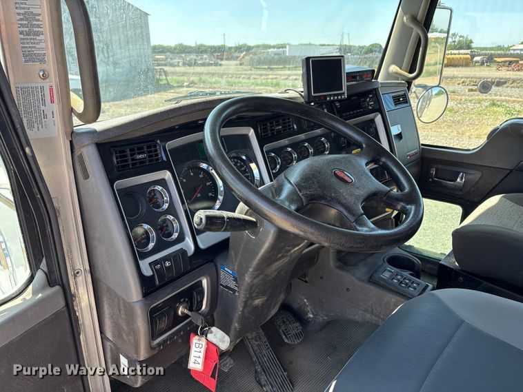 image for item EU8634 2019 Kenworth T400 hydrovac truck