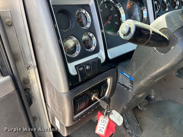 image for item EU8634 2019 Kenworth T400 hydrovac truck